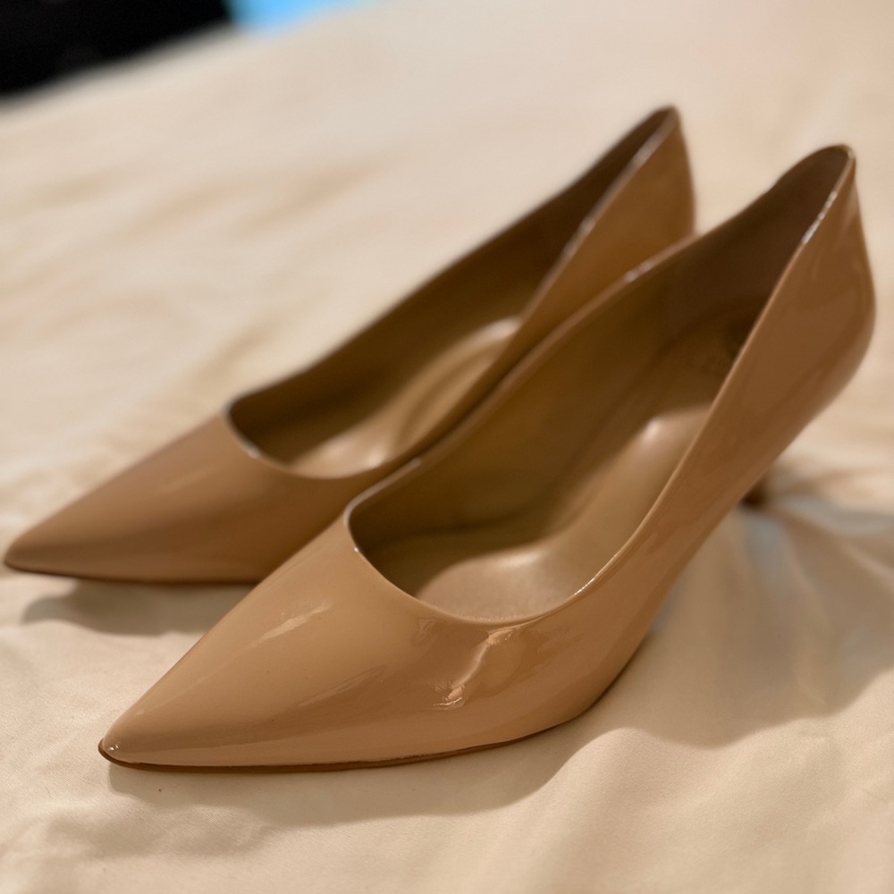 NWOT Vince Camuto Nude Patent Pointed Toe Kitten Heels Size 7.5